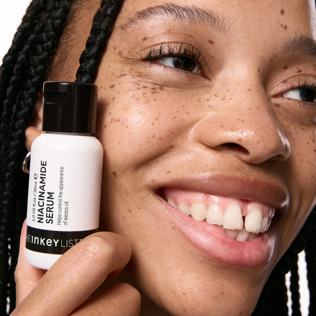 10-niacinamide-serum-duo-z1 Model01_d6be0920-41bd-4df2-8281-5a1face2e177.jpg